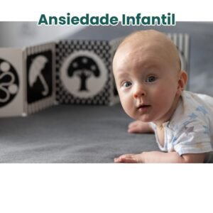 Bebê de bruços observando cartões de alto contraste preto e branco durante estimulação sensorial
