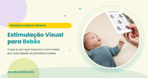 Bebê deitado observando cartão de alto contraste em preto e branco segurado por um adulto, ilustrando a estimulação visual para bebês