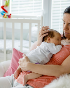 Bebê recém-nascido dormindo tranquilo no berço, ambiente aconchegante ilustrando rotina de sono do bebê