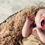 bebê de 4 meses dormindo tranquilo no berço