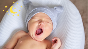 bebê de gorro bocejando com sono