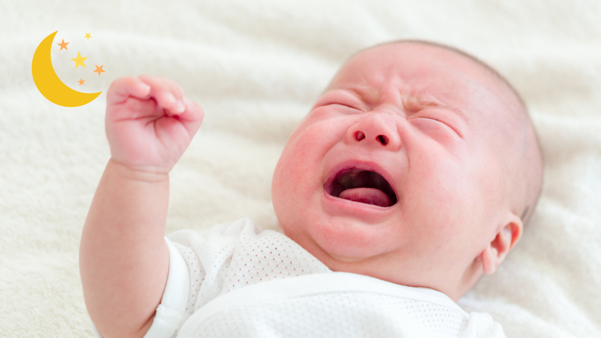 bebê acordado e chorando à noite durante a regressão do sono