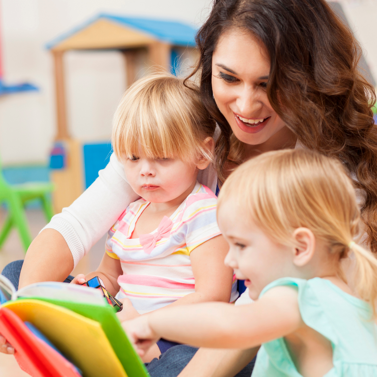 Professora acompanhando criança durante o desfralde na creche