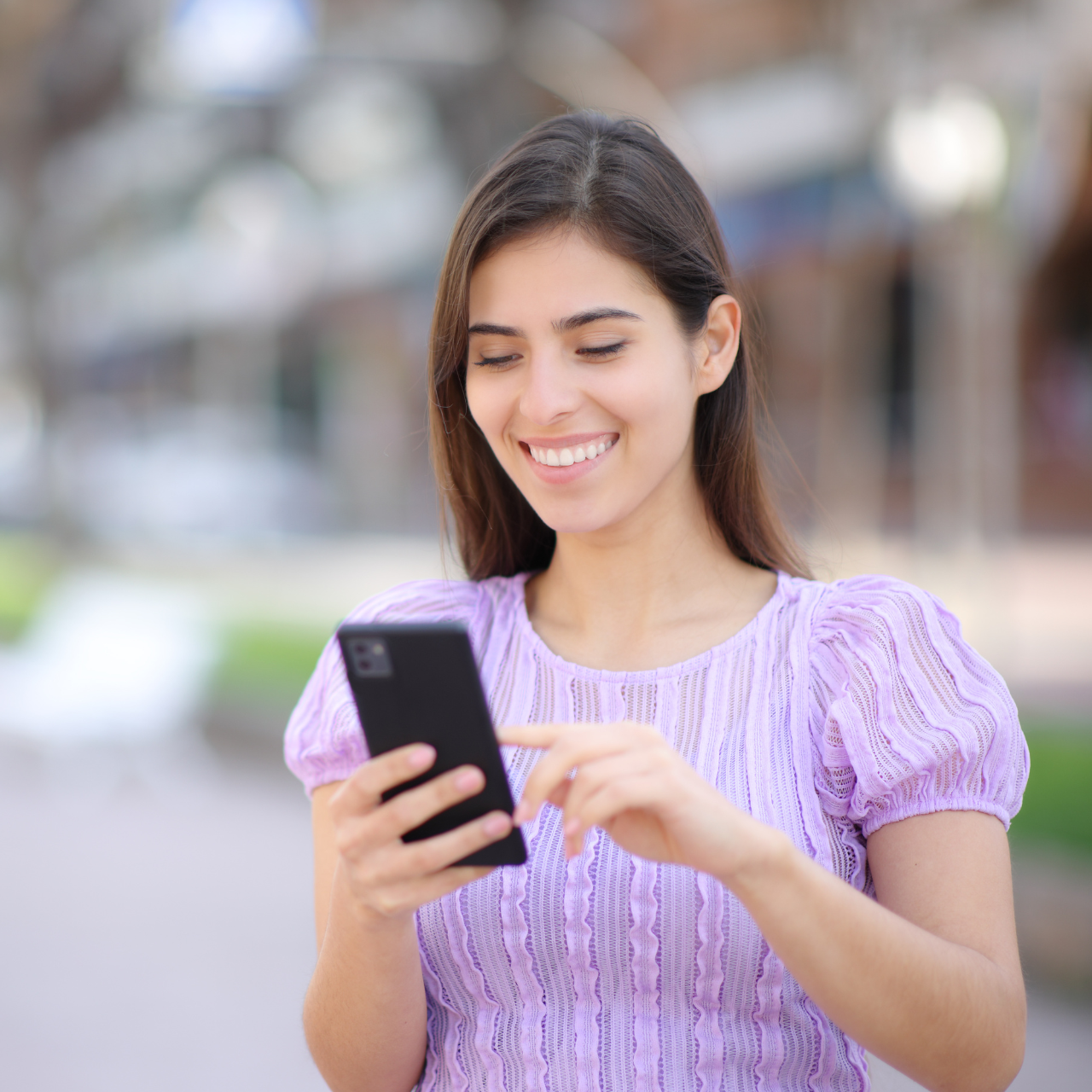Professora sorridente usando ferramenta gratuita no celular