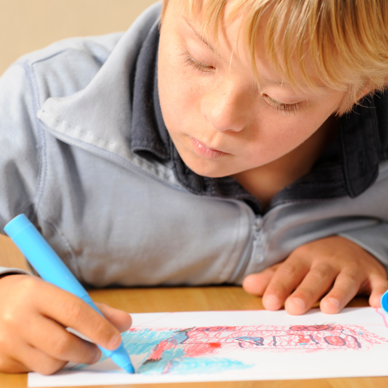 Criança de pré-escola colorindo desenho detalhado