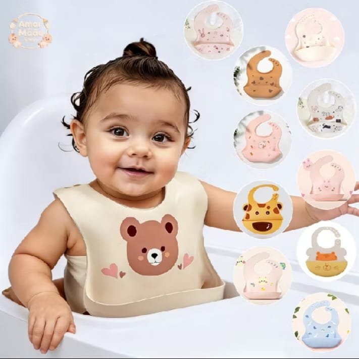 Babador de silicone com bolso em várias estampas, usado por um bebê