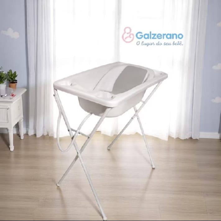 Banheira para bebê Galzerano branca com suporte de metal, apoio cinza e dreno
