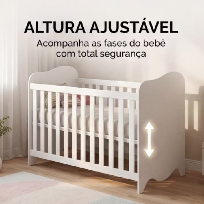 Berço branco tradicional com grades e altura ajustável, com colchão claro