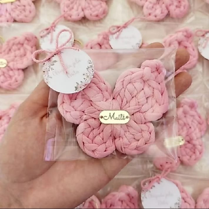 Chaveiro de crochê em formato de borboleta personalizado