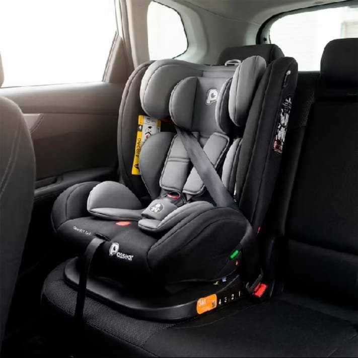 Cadeirinha para carro Passear preta e cinza instalada no banco de trás de um carro