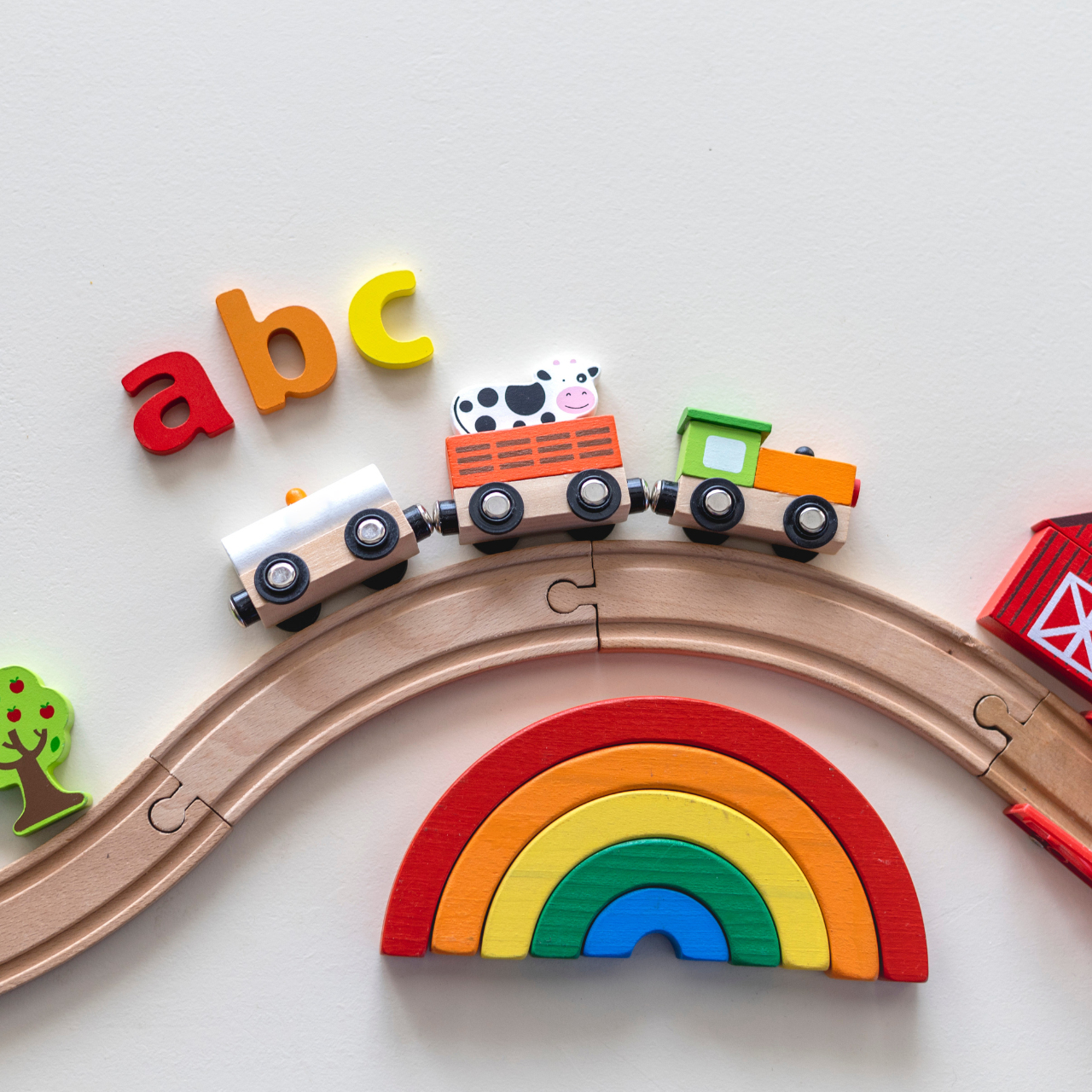 brinquedos de madeira sem tela, trem e arco-íris, ideia de presente de Dia das Crianças
