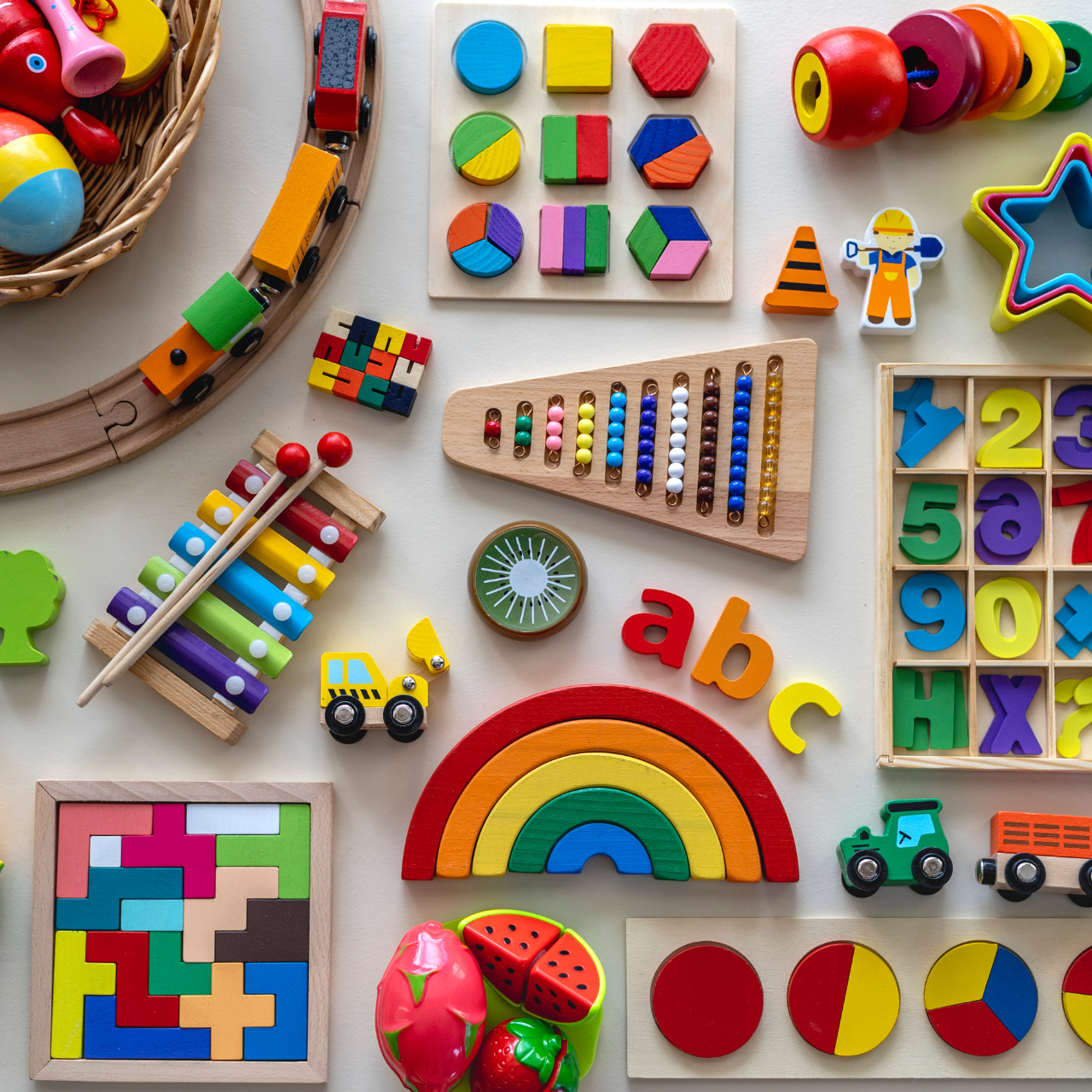 variedade de brinquedos educativos sem tela para presentear no Dia das Crianças