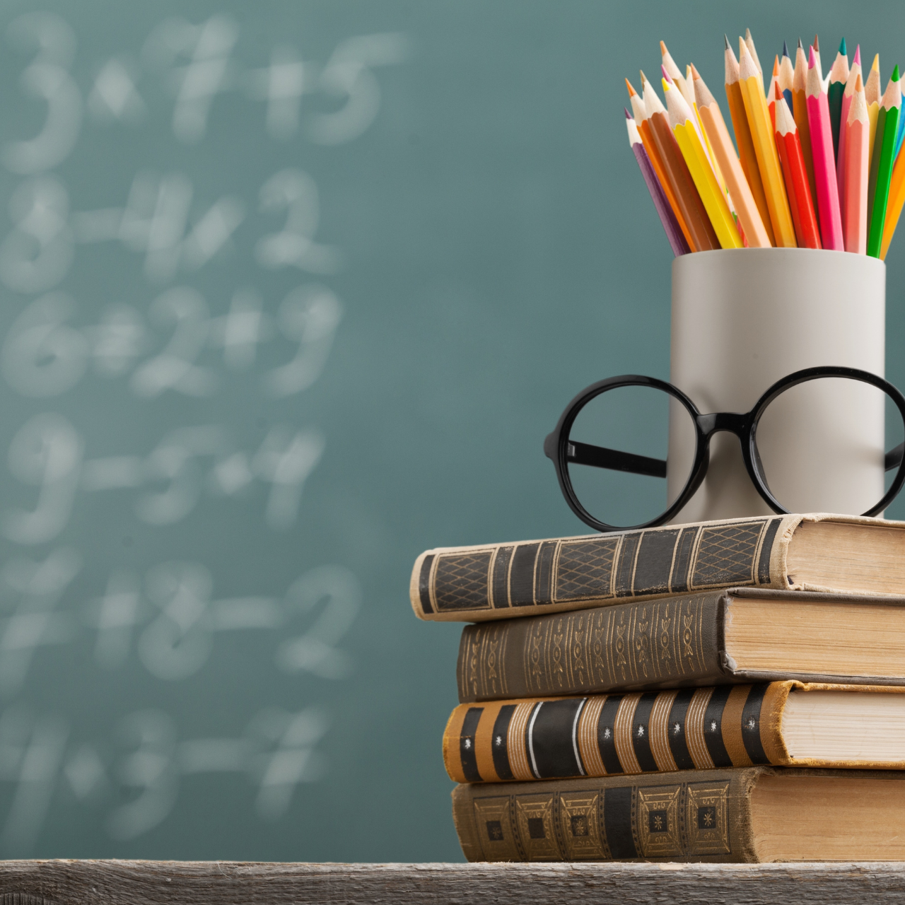 Material escolar sobre mesa em sala de aula