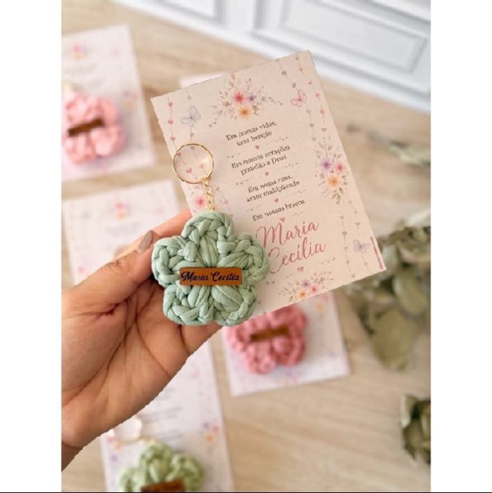 Chaveiro de crochê em formato de flor com cartão poema