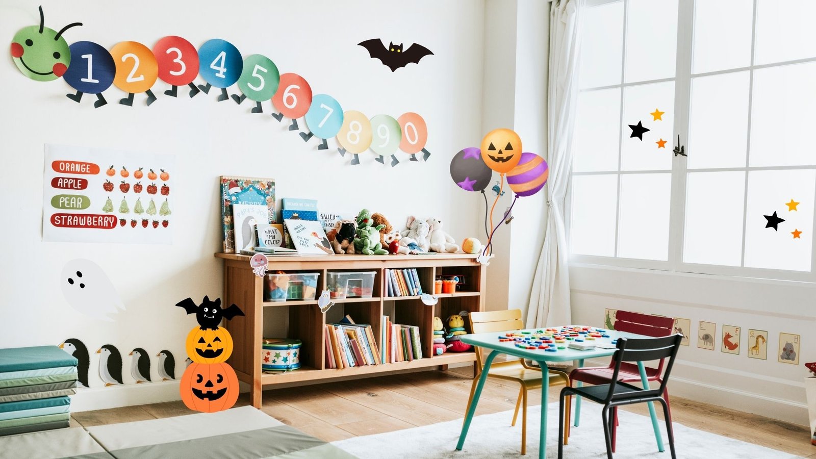 Sala de aula da educação infantil decorada com abóboras, morcegos e balões temáticos de Halloween