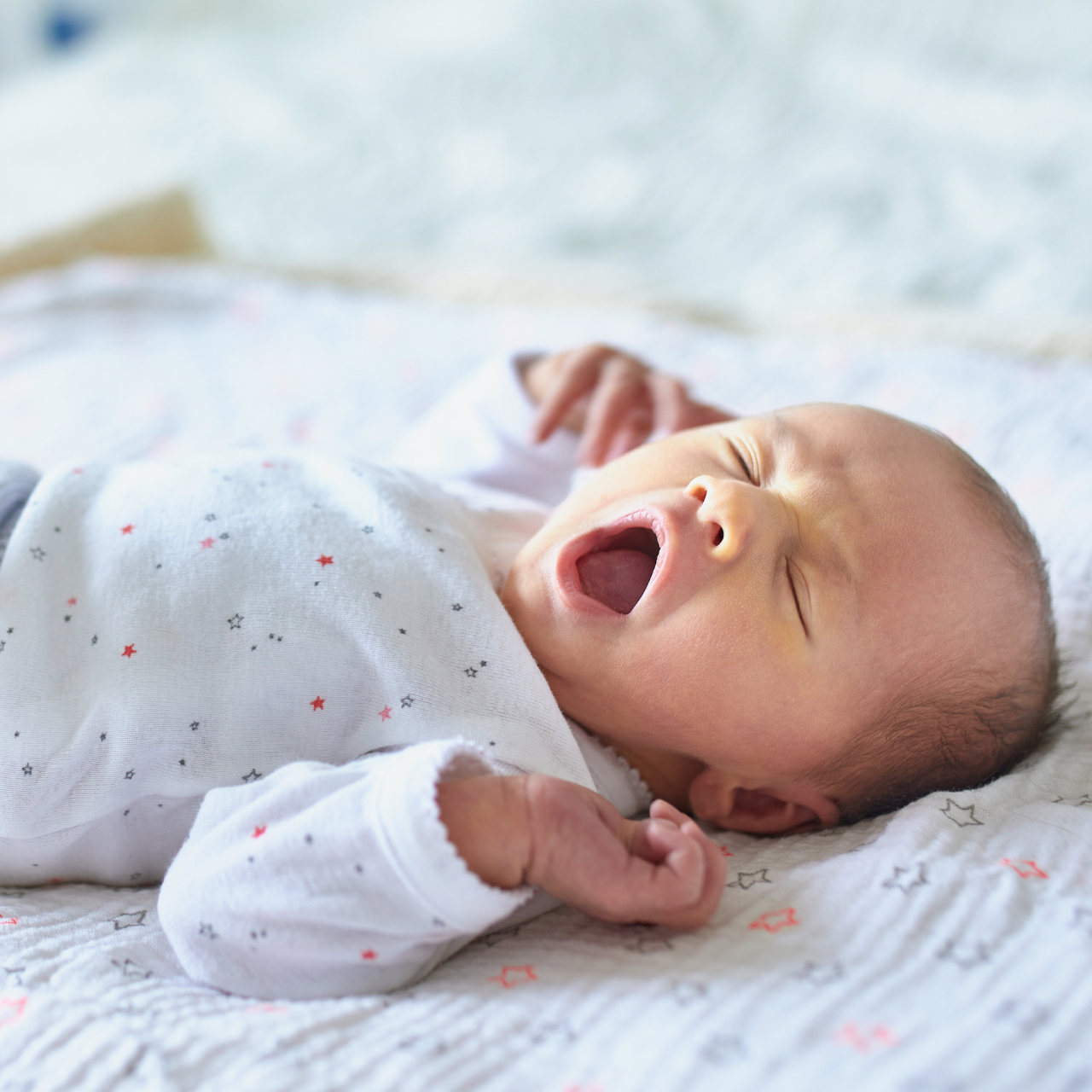 Bebê bocejando dentro da janela de sono por idade