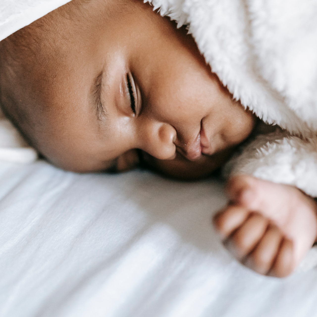 Bebê dormindo tranquilo dentro da janela de sono por idade