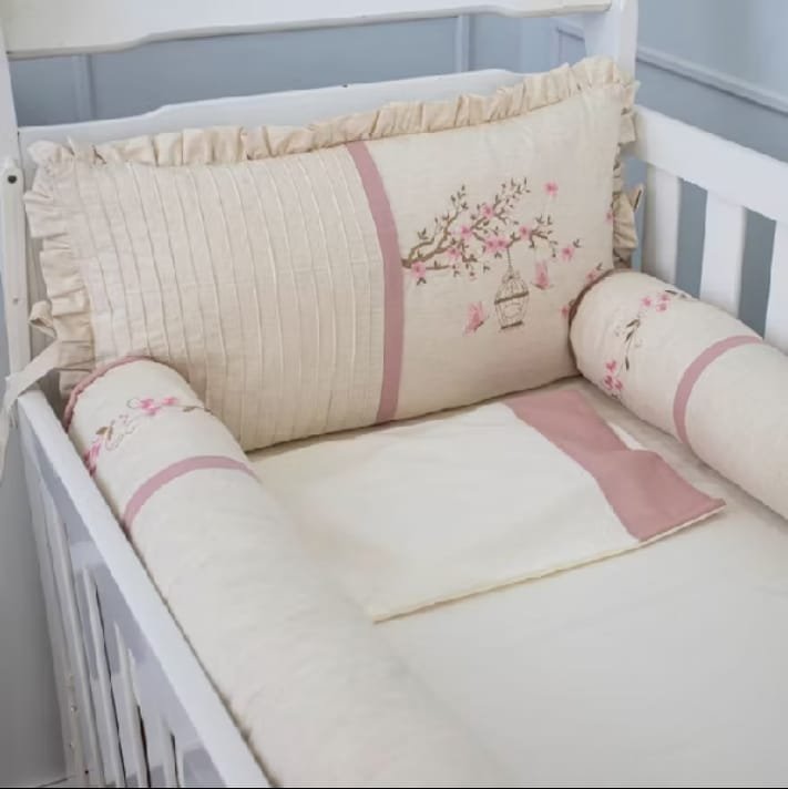 Kit de berço para menina bege e rosa com almofadão bordado, rolinhos e manta
