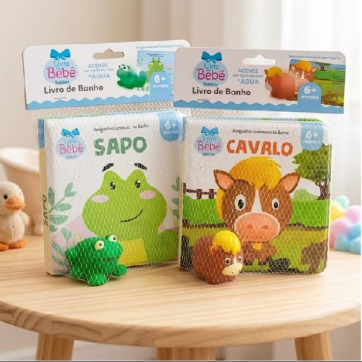 Kit com dois livros de banho, sapo e cavalo, com bichinhos de borracha que acendem na água
