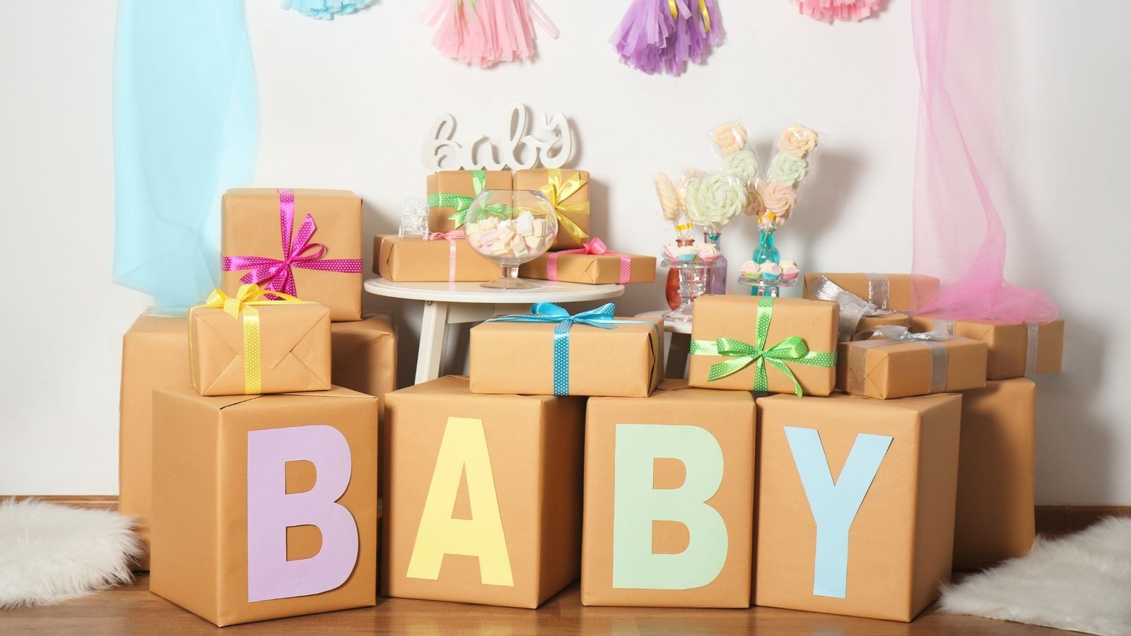 Mesa de chá de bebê decorada com presentes e enfeites