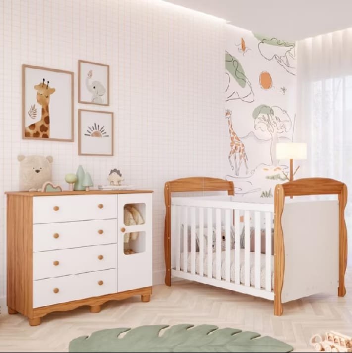 Berço branco com detalhes de madeira e cômoda de quatro gavetas com nicho, em quarto de bebê decorado com girafas