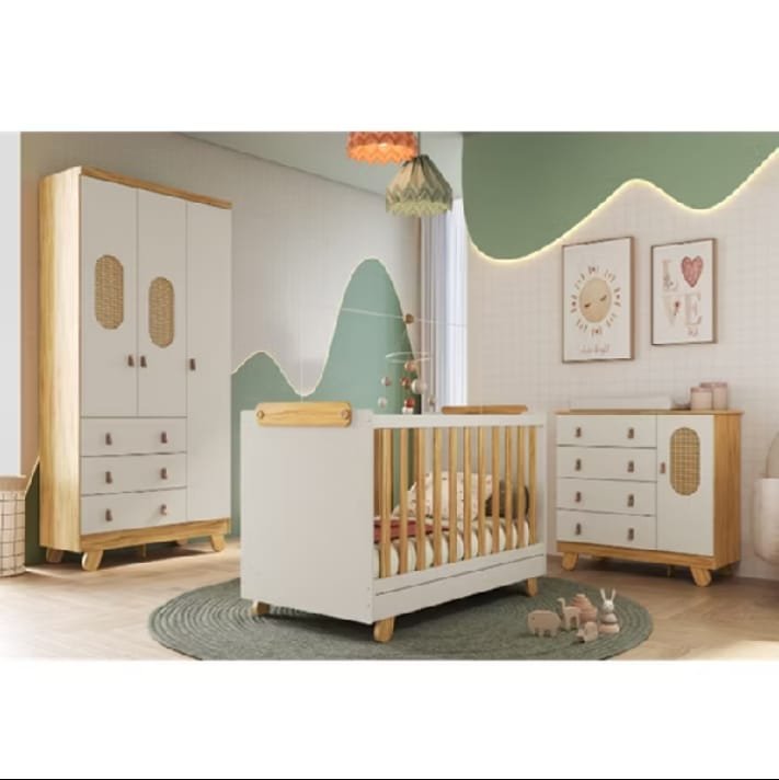 Conjunto de quarto em branco e madeira clara, com berço, guarda-roupa e cômoda