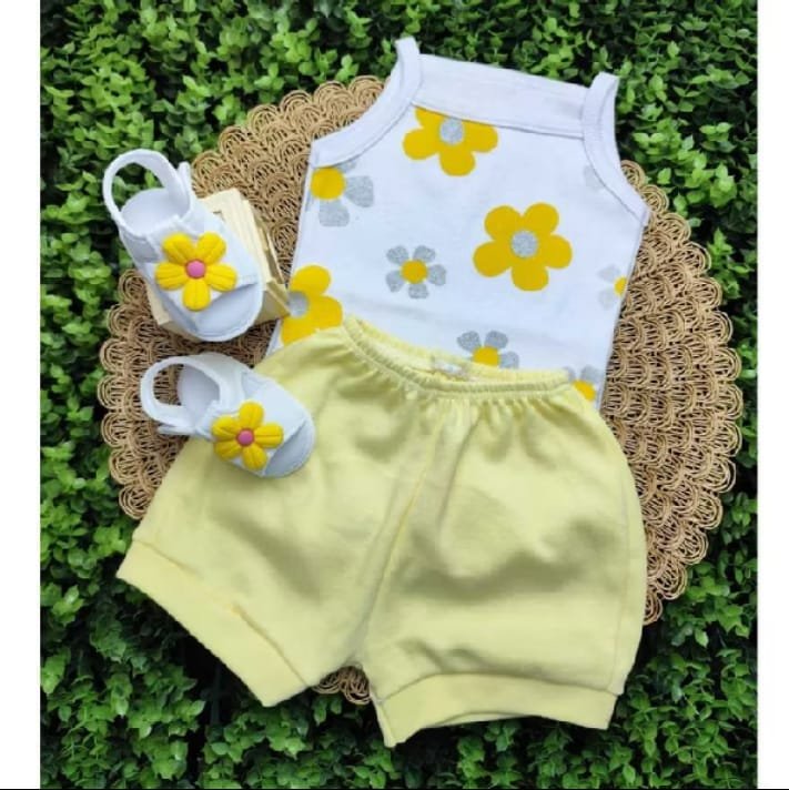 Conjunto de roupinha de bebê com regata de flores amarelas, shortinho e sandalinha