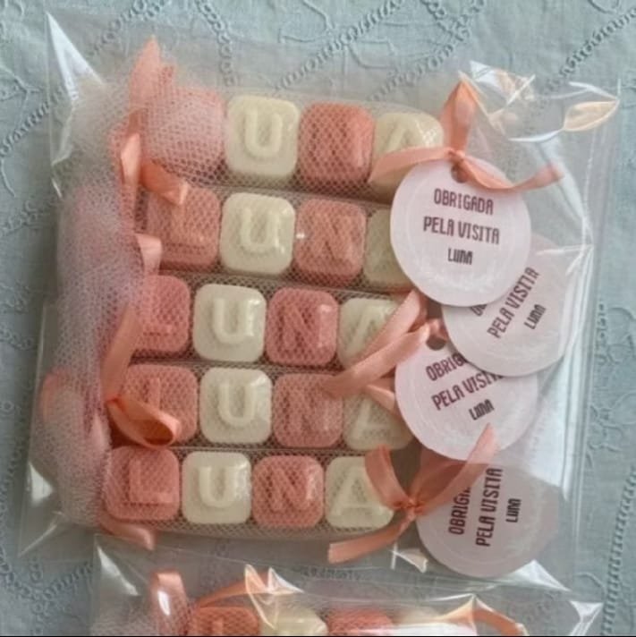 Chocolate personalizado com nome do bebê em letrinhas