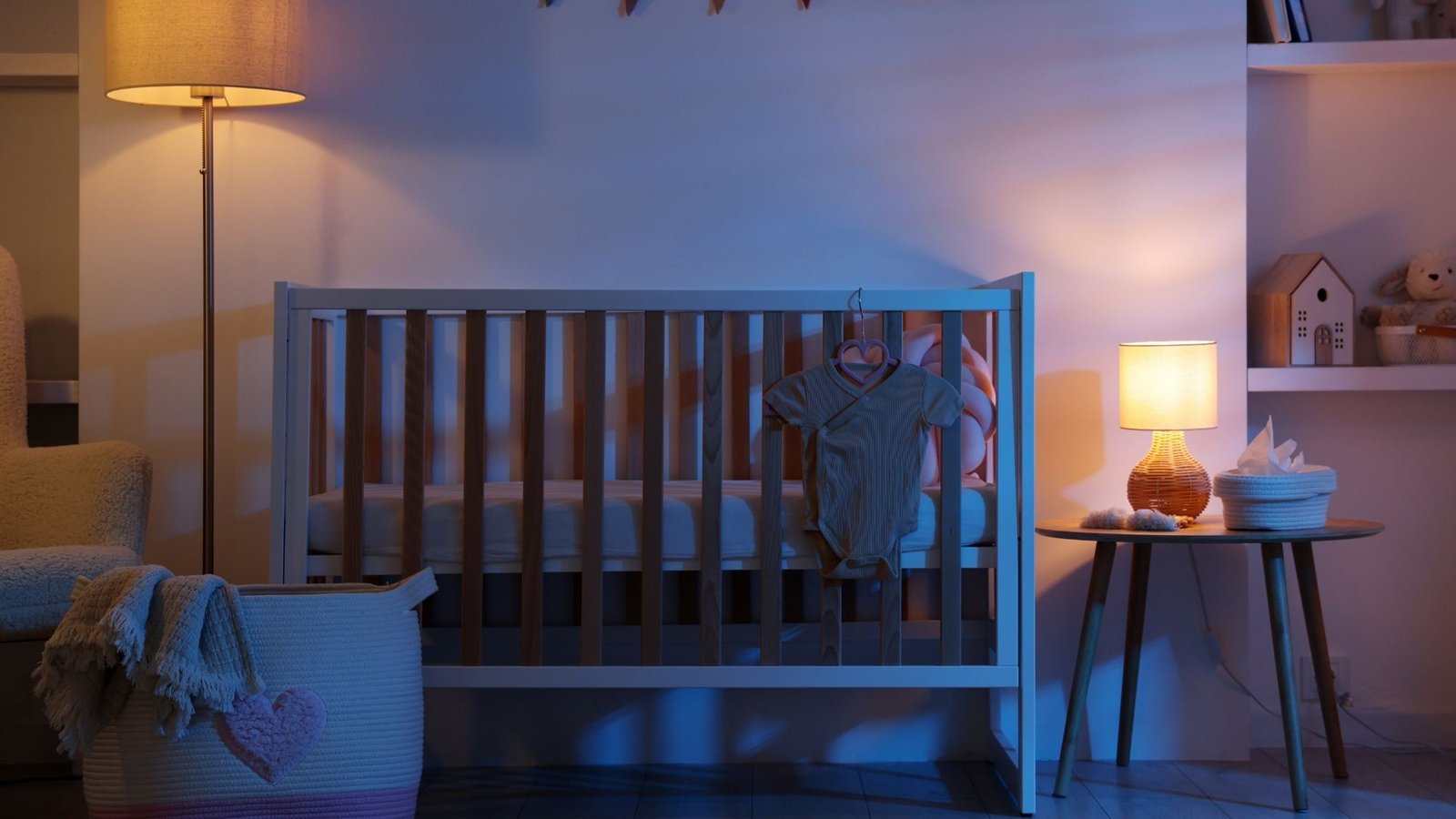 Quarto do bebê escurecido e organizado para uma noite de sono mais tranquila
