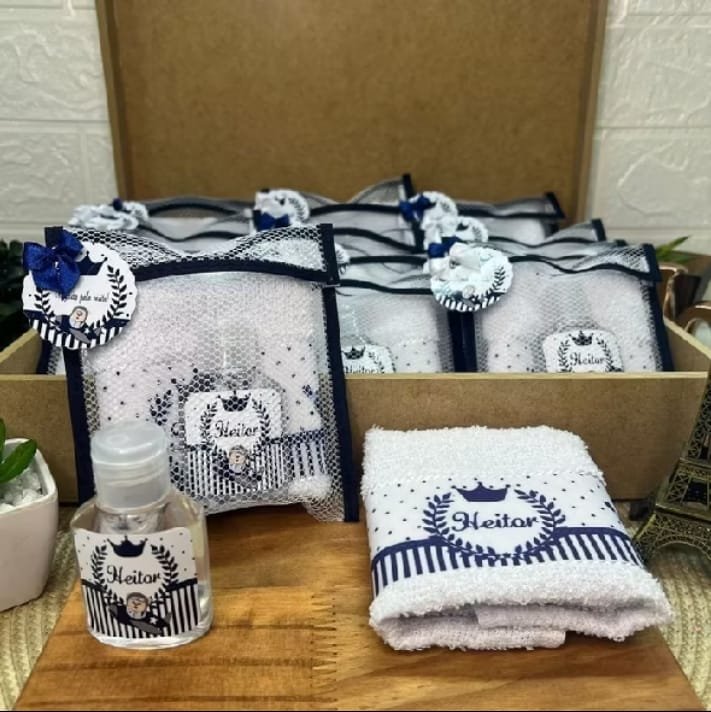 Kit saquinho, álcool gel e toalhinha personalizada tema coroa azul