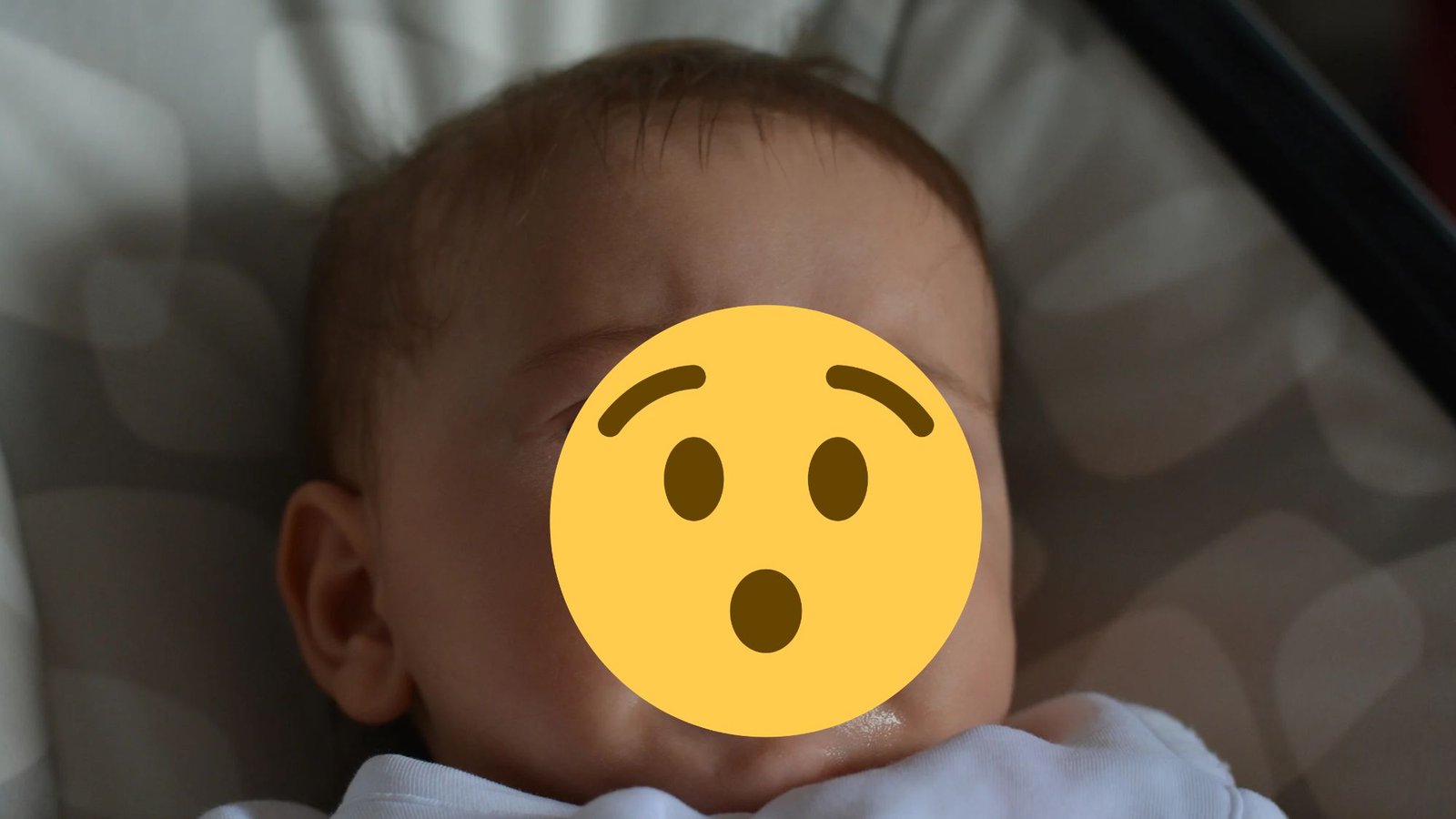 Bebê pequeno dormindo, ilustrando o susto durante o sono