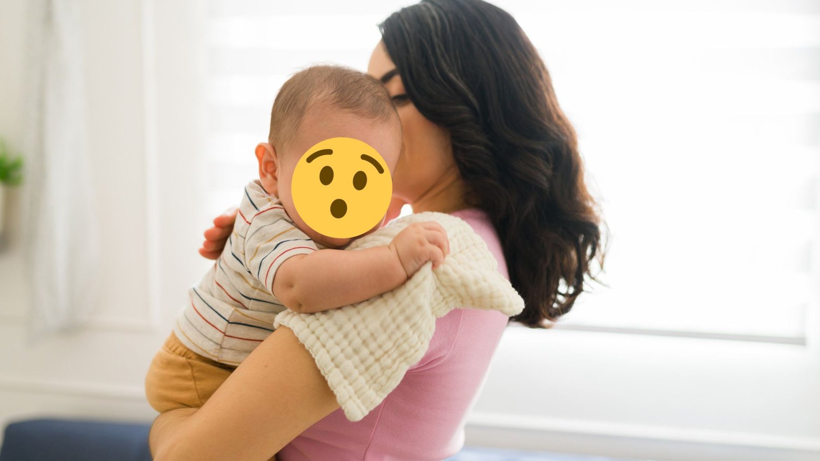 Mãe segurando o bebê com soluço em pé no ombro para ajudar a arrotar