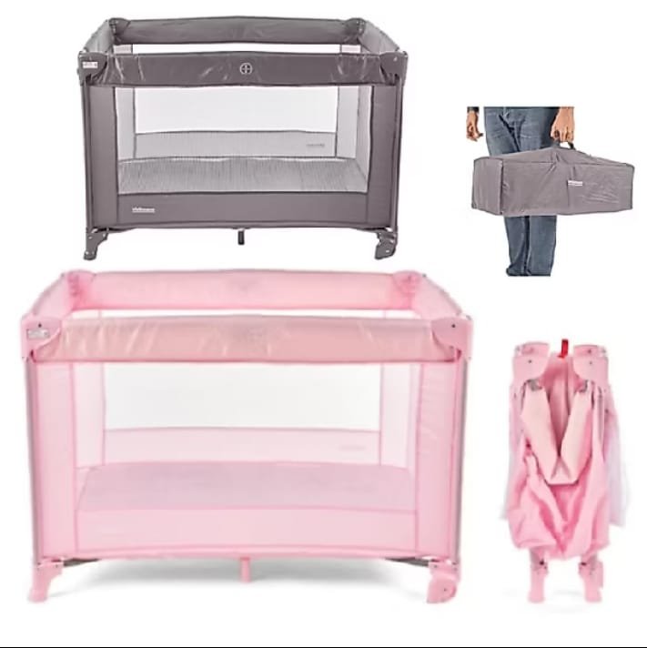Berço portátil cercadinho dobrável em cinza e em rosa, com laterais de tela, e a versão dobrada com a bolsa de transporte