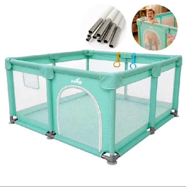 Cercadinho quadrado verde-água com laterais de tela, porta com zíper e argolas coloridas na borda, com um bebê sorrindo em uma imagem circular