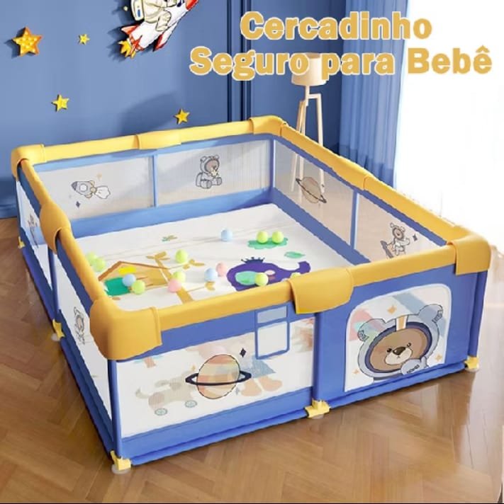 Cercadinho grande azul com bordas amarelas, laterais de tela e tema espacial com ursinho de astronauta, com bolinhas coloridas dentro