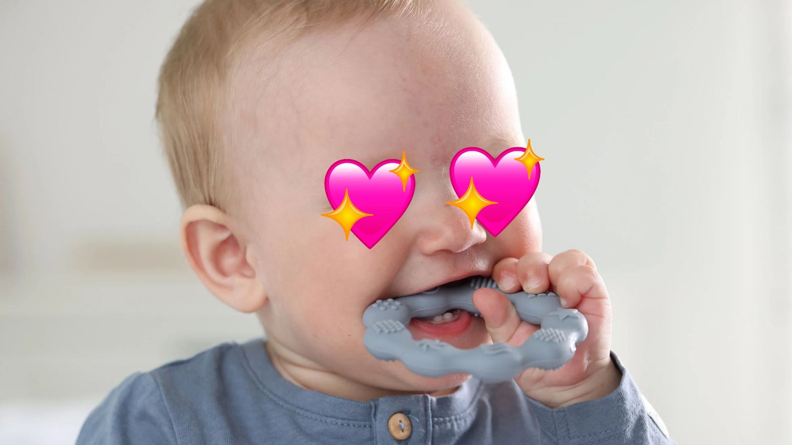 Bebê explorando um mordedor de silicone com a boca